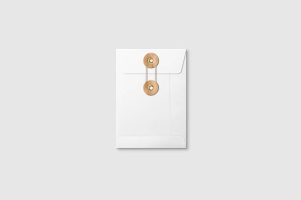 밝은 회색 배경에 흰색 a6/c6 크기의 문자열과 갈색 와셔 봉투 이랑. - envelope manila paper open inside of 뉴스 사진 이미지