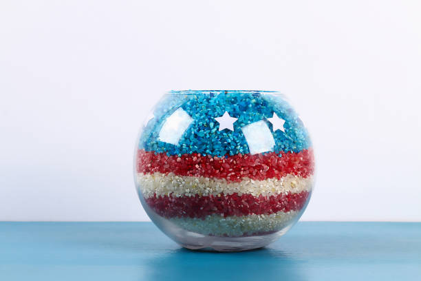 diy 4 月のガラス瓶と色の米アメリカ国旗の花瓶、赤、青、白。 - flag glass striped fourth of july ストックフォトと画像