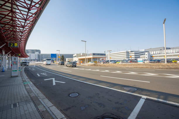parada de autobús en el nuevo aeropuerto de chitose (shin chitose) en invierno en hokkaido, japón - new chitose fotografías e imágenes de stock
