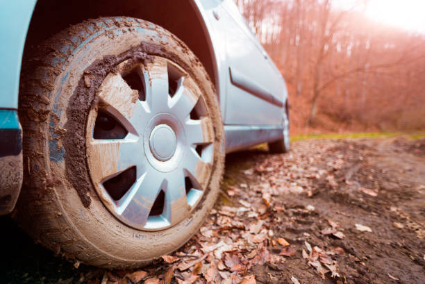 pneu de carro coberto na lama - mud car wet horizontal - fotografias e filmes do acervo