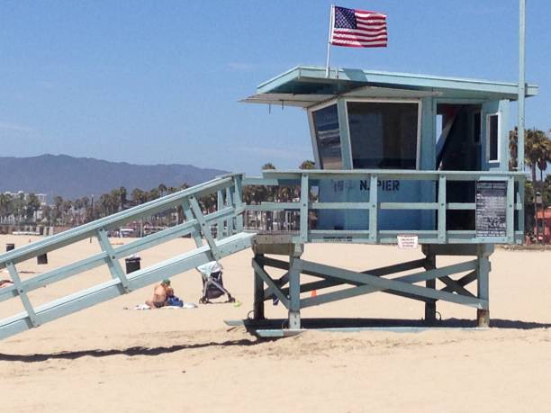 venice beach los angeles - lifeguard santa monica beach city of los angeles beach photos et images de collection