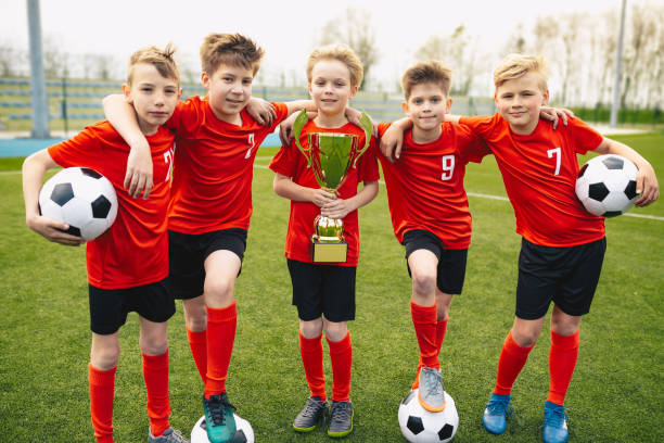 happy young boys en el equipo de fútbol - team sport enjoyment horizontal looking at camera fotografías e imágenes de stock