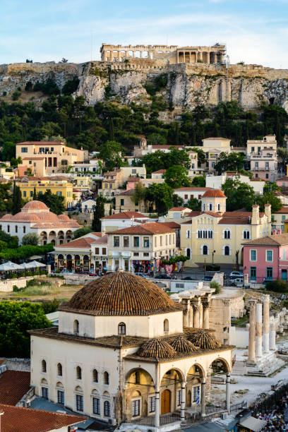 widok na plac monastiraki i akropol. ateny, grecja - greece acropolis athens greece famous place zdjęcia i obrazy z banku zdjęć