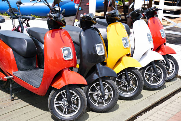 scooters eléctricos en alquiler en parking - ciclomotor vehículo de motor fotos fotografías e imágenes de stock