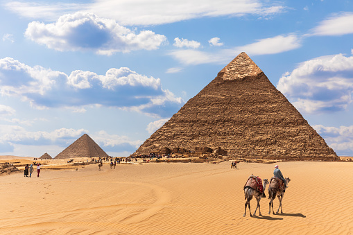 Las pirámides y beduinos en el desierto de Giza, Egipto photo