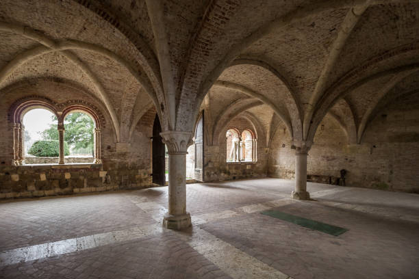 ruinen der kirche - san galgano stock-fotos und bilder