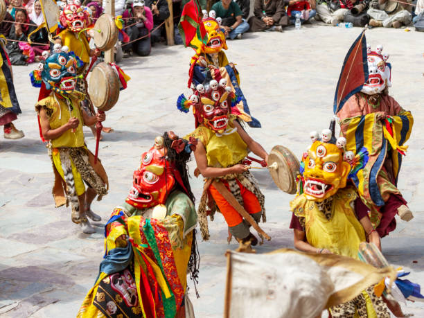 monges não identificados em máscaras com tambores realiza uma dança religiosa mascarada e fantasiado mistério do budismo tibetano tântrico no festival de dança cham no mosteiro de hemis, linhagem drukpa da escola kagyu - cham mask - fotografias e filmes do acervo