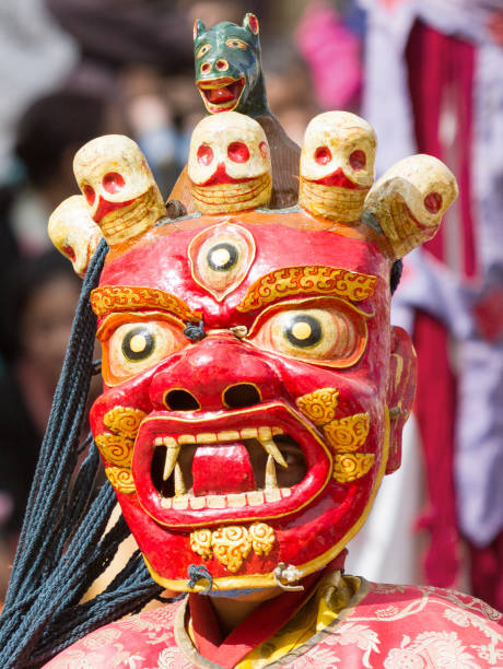 unbekannter mönch in dharmapala-maske führt einen religiösen maskierten und kostümierten mysterientanz des tantrischen tibetischen buddhismus auf dem cham dance festival im kloster lamayuru auf - cham mask stock-fotos und bilder