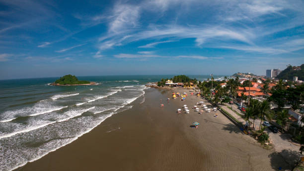 itanhaém beach - beach kiosk above - fotografias e filmes do acervo