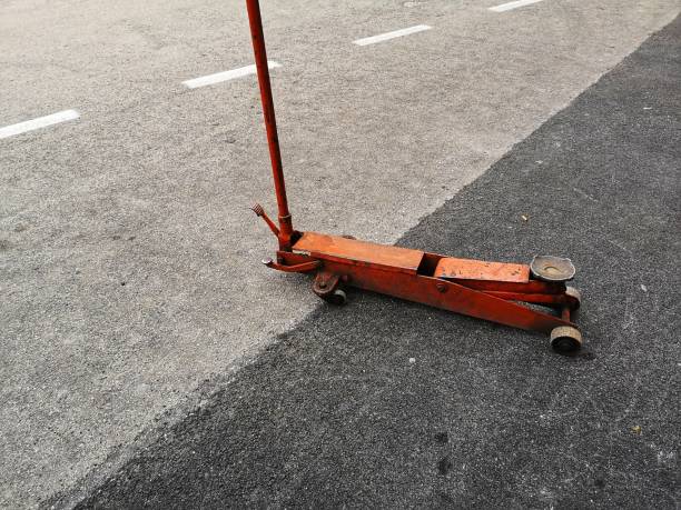 istock cric hydraulic used car lift 1149896221
