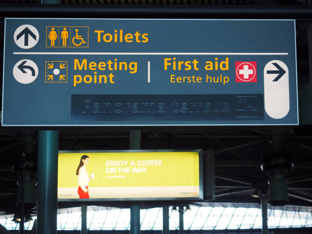 segnale informativo all'aeroporto di schiphol, paesi bassi - segnale di uscita demergenza foto e immagini stock