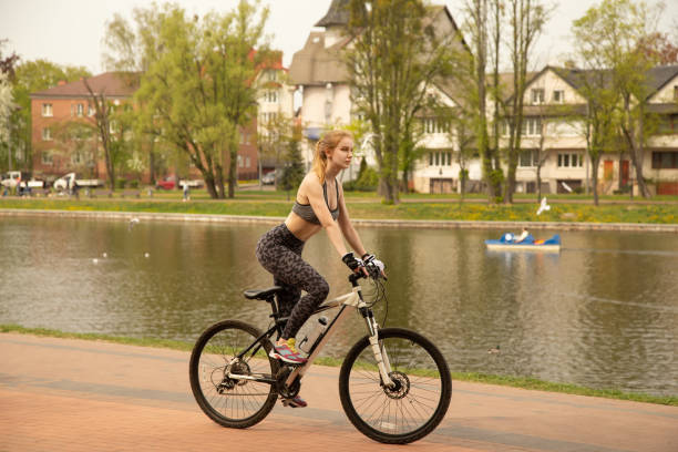 mujer se mueve en bicicleta - 3629 fotografías e imágenes de stock