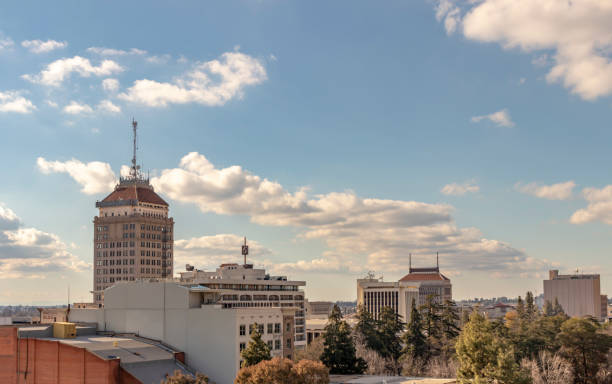 el centro de fresno skyline, california, ee. uu., en una tarde de primavera. - central district fotografías e imágenes de stock