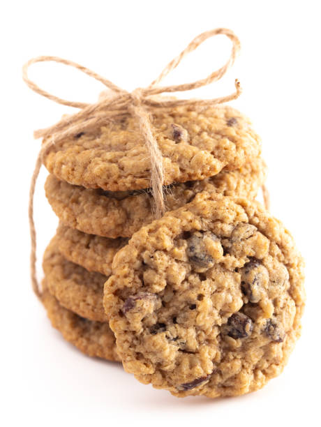 galletas de avena con pasas de canela aisladas sobre fondo blanco "n - oat oatmeal isolated stack fotografías e imágenes de stock