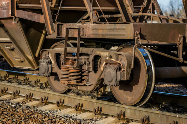 transport kolejowy. stary wagon towarowy i tor kolejowy - cargo container metal container rough zdjęcia i obrazy z banku zdjęć