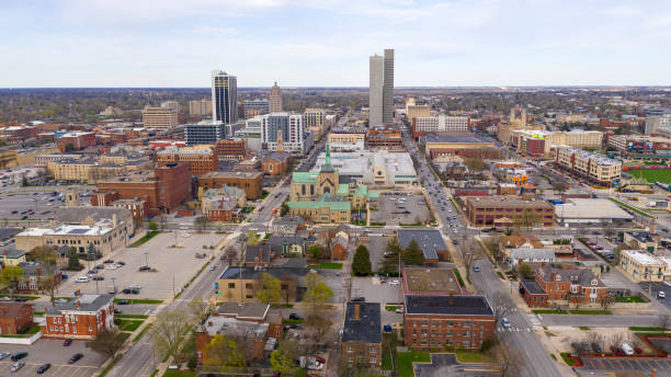 Long Flat urbana City Syline en Fort Wayne Indiana - foto de stock