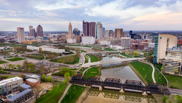 aerial view over the columbus ohio skyline featuring scioto river - columbus park imagens e fotografias de stock