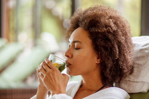 kräutertee trinken im wellness-resort - herbal tea stock-fotos und bilder