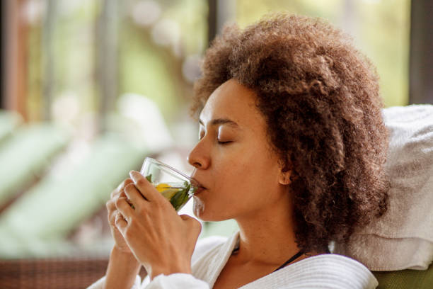 beber té de hierbas en el centro de bienestar - herbal tea fotografías e imágenes de stock