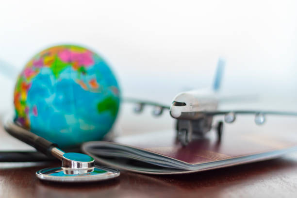 의료 및 여행 보험 개념. 청진 기, 여권 문서, 비행기 및 지구본 - travel insurance 뉴스 사진 이미지