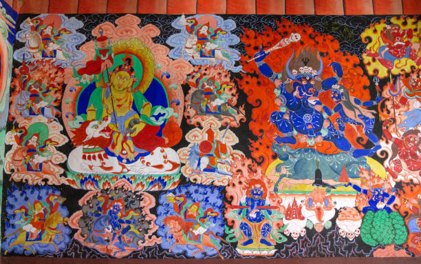 дхармапала гневное божество красочная настенная живопись, духовный и ритуальный символ буддизма, в самстанлингском мон�астыре, нубре, лада� - gompa стоковые фото и изображения