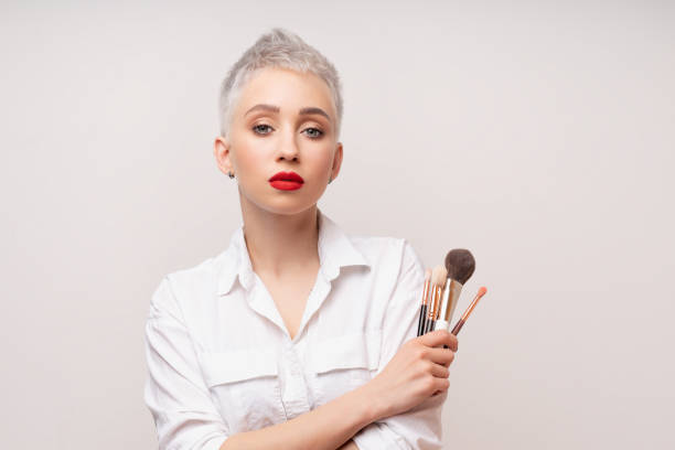 fermez vers le haut l’artiste de maquillage de portrait. faites des cours. concept de l’auto-visage masterclasess. professionnel de la mode. - stage makeup white caucasian fashion photos et images de collection