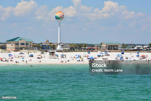 Foto de Frequentadores Da Praia Na Praia De Pensacola No Condado De  Escambia Florida No Golfo De México Eua e mais fotos de stock de Pensacola  - iStock
