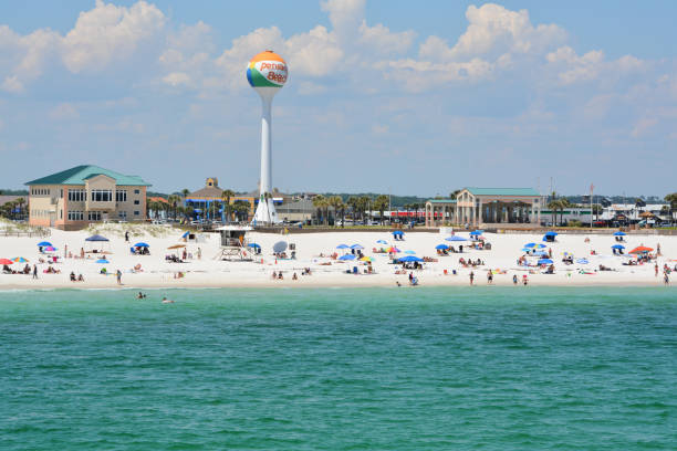 пляж goers на пенсакола бич в эскамбия каунти, штат флорида в мексиканском заливе, сша - pensacola стоковые фото и изображения