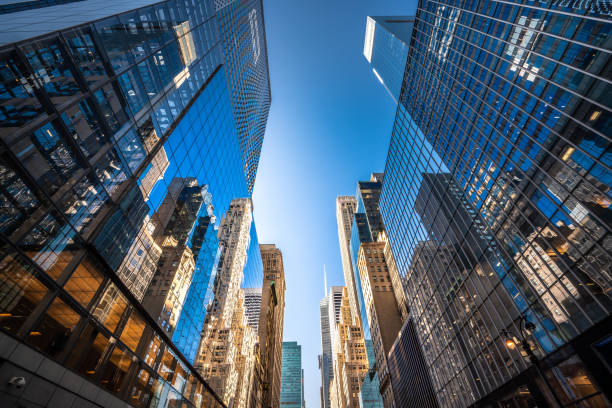 futuristische wolkenkratzer in new york city - midtown manhattan stock-fotos und bilder
