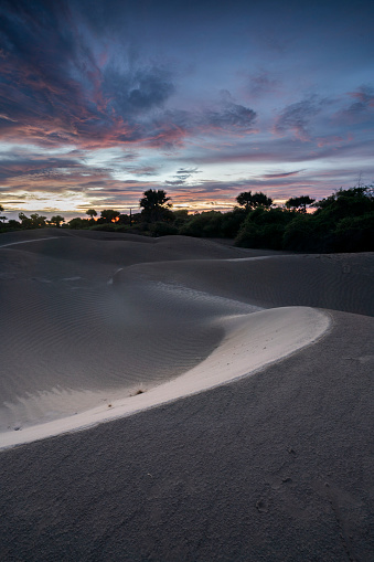 hermosa puesta de sol en la playa de Oetune. Duna de arena Virgen en Kupang, Indonesia photo