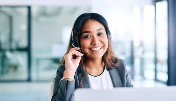 고객 관계를 육성 하는 사업에서 - female customer service representative looking at camera technology 뉴스 사진 이미지