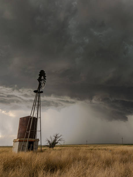 moulin à vent du texas avec un orage inquiétant regardant en arrière-plan - oklahoma agriculture landscape nature photos et images de collection