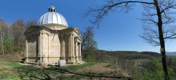 il mausoleo dell'industriale schroll - una cappella funeraria vicino a levín nella parte orientale della repubblica ceca - industrialist foto e immagini stock