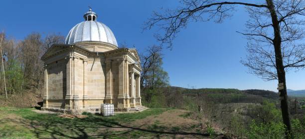 mauzoleum przemysłowca schrolla - kaplica grobowa w pobliżu lewina we wschodniej części republiki czeskiej - industrialist zdjęcia i obrazy z banku zdjęć