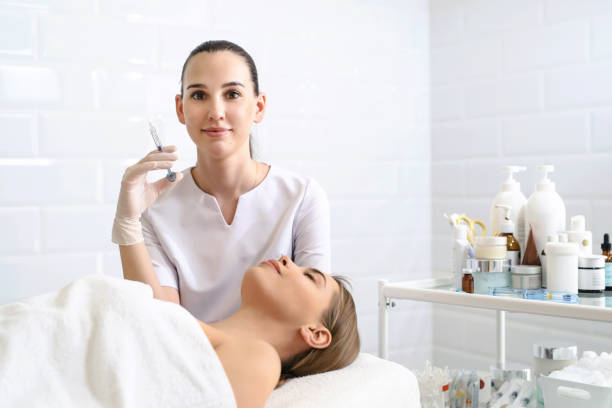 beautician com a seringa com enchimento para o contorno ou o aumento facial. doutor que faz o procedimento da beleza para o paciente. clínica cosmetológica. saúde, cosmetologia. ácido hialurônico, conceito do scincare - scincare - fotografias e filmes do acervo