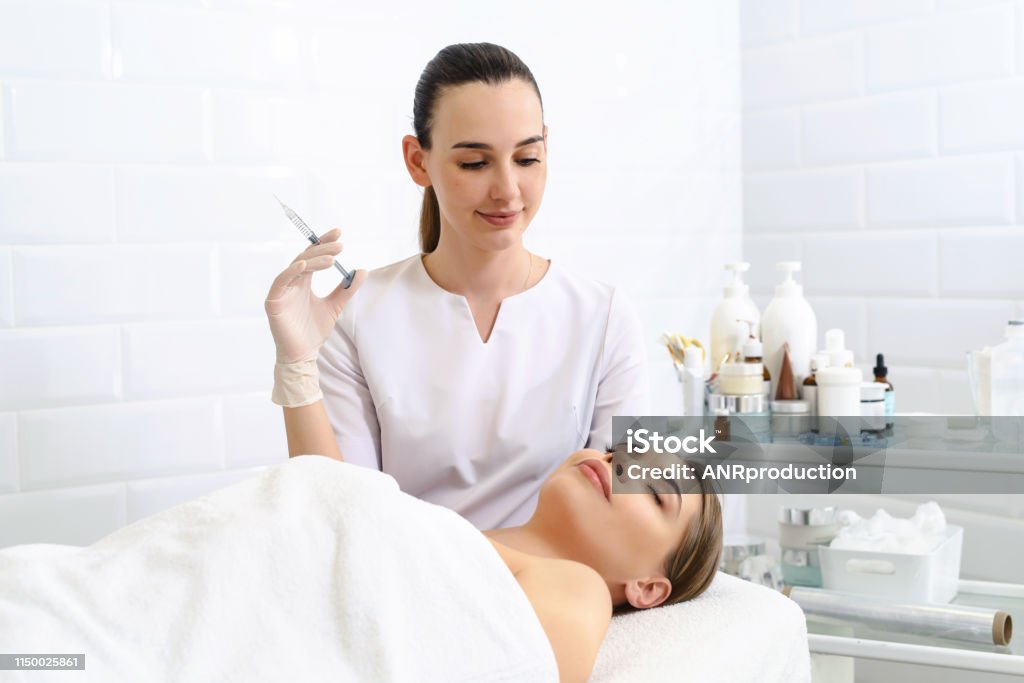 Esthéticienne avec la seringue avec le remplissage pour le remodelage facial ou l’augmentation. Docteur faisant la procédure de beauté pour le patient. Clinique de cosmétologie. Soins de santé, cosmétologie. Acide hyaluronique, concept scincare - Photo de Acide libre de droits