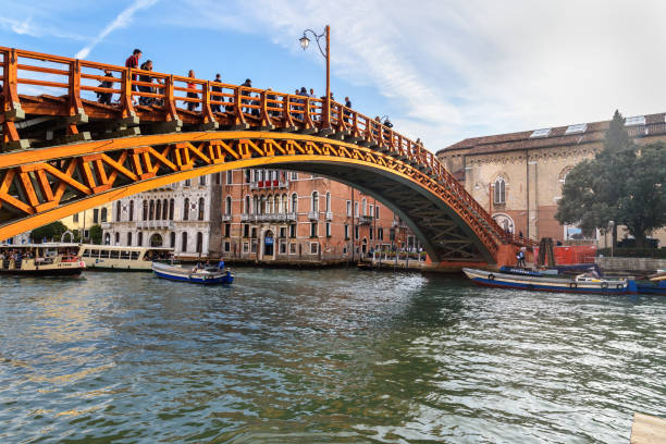мост понте-дель-академия через гранд-канал в венеции. италия - venice italy beautiful accademia bridge grand canal стоковые фото и изображения