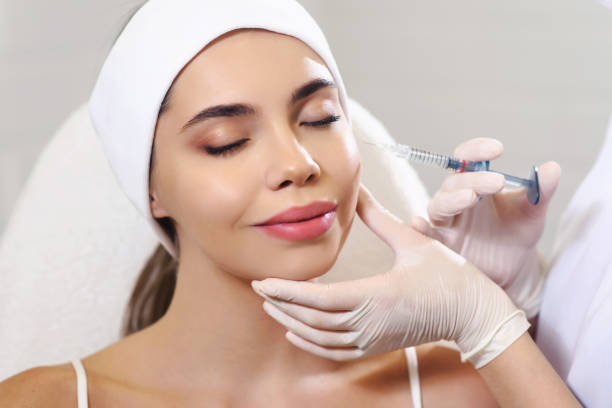 kosmetikerarzt kosmetiker in der arbeit. biorevitalisierung kosmetologie injektion. gesichtshautbehandlung hyaluronsäure. schönheit gesichtsfüllung. füller. botox-verfahren. gesundheits-schönheitskonzept - healthcare and medicine beauty spa botox injection hyaluronic acid stock-fotos und bilder