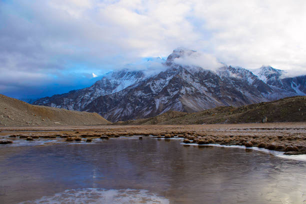 frozen stream near gangotri glacier, uttarakhand, india - garhwal imagens e fotografias de stock