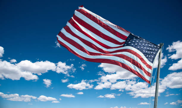 amerikanische flagge gegen den himmel in der abenddämmerung - horizontal gestreiften vorhängen stock-fotos und bilder