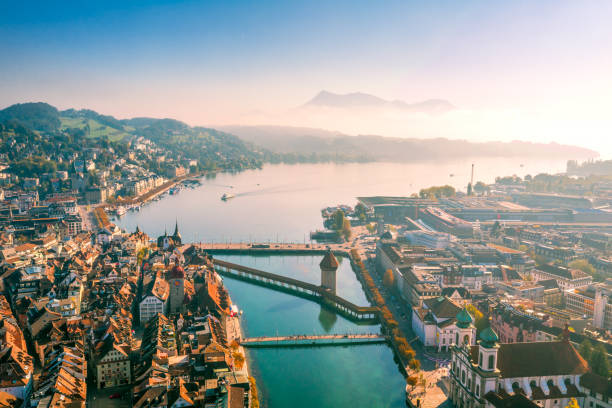 vista aerea del centro storico di lucerna - switzerland lake mountain landscape foto e immagini stock