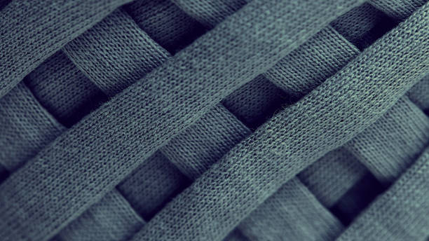 灰色のニット糸のクローズアップのスケイン。マクロ写真の背景テクスチャパターン織り糸繊維織物。布のストリップはリールで織り交ぜられています。 - wool close up knitting fiber ストックフォトと画像