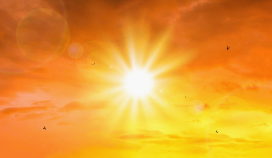 Ola de calor del sol extremo y el fondo del cielo. Clima caluroso con concepto de calentamiento global. Temperatura de la temporada de verano. photo