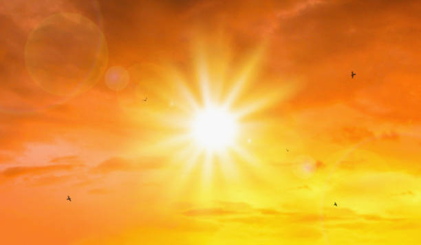 ondata di calore di sole estremo e sfondo del cielo. clima caldo con concetto di riscaldamento globale. temperatura della stagione estiva. - luce solare immagine foto e immagini stock
