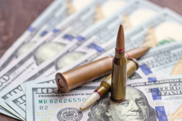 waffenkugeln auf amerikanischem dollar-hintergrund. militärindustrie, krieg, globaler waffenhandel und kriminalitätskonzept - currency crime gun conflict stock-fotos und bilder