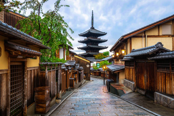 Beautiful morning at Yasaka Pagoda and Sannen Zaka Street in summer, Kyoto, Japan. Kyoto, Japan - June 17, 2018: Beautiful morning at Yasaka Pagoda and Sannen Zaka Street in summer, Kyoto, Japan. Yasaka Pagoda is the famous landmark and travel attraction of Kyoto. shinto photos stock pictures, royalty-free photos & images