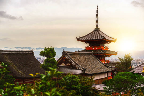 tempio del buddismo kiyomizu-dera e skyline della città di kyoto in giappone, asia orientale. - shinto japan temple nature foto e immagini stock