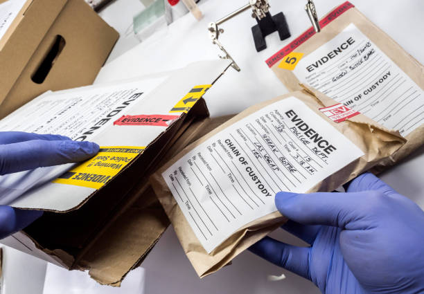perito da polícia conservado em registros da caixa e evidência de um exemplo do assassinato no cientista do laboratório - ciência forense - fotografias e filmes do acervo