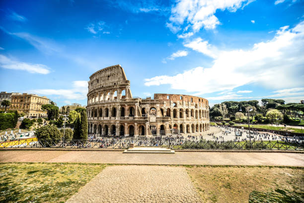 außenansicht des römischen kolosseums - kolosseum stock-fotos und bilder