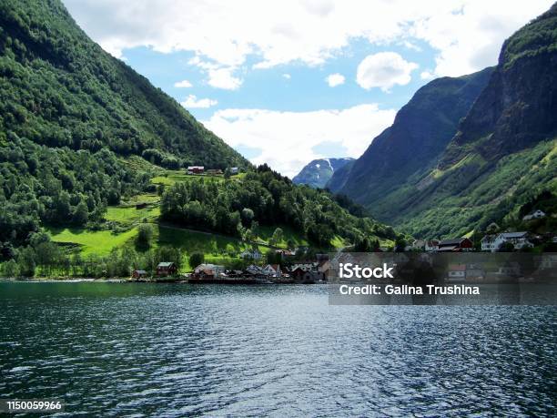 Foto de Paisagem Norueguesa Da Natureza Das Casas e mais fotos de stock de Aldeia - Aldeia, Azul, Baía